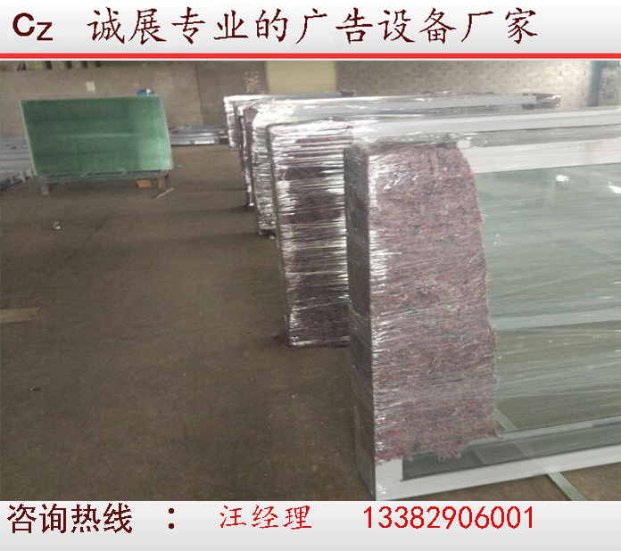 候車(chē)廳燈箱包裝準(zhǔn)備發(fā)貨