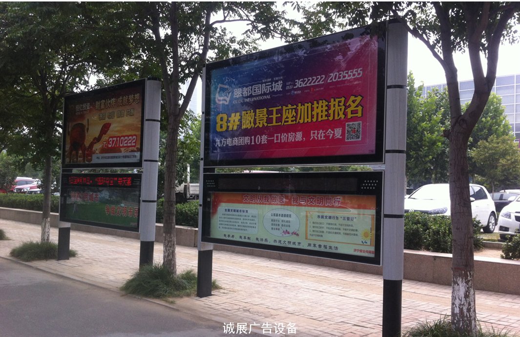 閱報(bào)欄曾經(jīng)是我們小時(shí)候都能在小區(qū)里看到的，里面都會放置一些報(bào)紙雜志之類的，可供我們傳達(dá)信息，讓我們能夠了解到外界的信息，但是隨著社會的不斷發(fā)展，閱報(bào)欄的作用已經(jīng)不像是以前明顯了，下面就由宿遷鴻春城市家具的小編來詳解一下。  在昆明大觀河畔、篆塘公園、東風(fēng)廣場等地，幾個(gè)戴著老花鏡的老人在閱報(bào)欄前一站就是幾個(gè)小時(shí)，他們一邊讀著張貼在閱報(bào)欄上報(bào)紙，或?qū)?bào)紙上的新聞評頭論足，一些鐵桿讀者拿出筆和紙抄寫報(bào)紙上刊登的文章。人的讀報(bào)習(xí)慣一旦形成就難以改變，勉強(qiáng)改變便覺不適。近來，楊老先生就處于這樣的狀態(tài)中。家住篆塘附近的楊老先生，每天起床后沿著大觀河慢跑到大觀公園門口折回，洗漱妥帖再出去吃早點(diǎn)，然后就到路邊的閱報(bào)欄前讀報(bào)，一小時(shí)、兩小時(shí)，一個(gè)早晨的時(shí)光就這樣打發(fā)掉了        他這樣的習(xí)慣已有10年，從退休那天開始就如此，他與普通讀者不同的是，隨身帶著筆和本子，讀到好的文章便抄下來。去年8月的一天早晨，他正在摘抄本報(bào)一篇關(guān)于城中村改造的報(bào)道，恰巧被文章作者路過看到，作者十分感動，當(dāng)即表示要訂一份報(bào)紙贈送給他，他拒絕道：“不是我訂不起報(bào)紙，而是不習(xí)慣一個(gè)人悶坐在家中看報(bào)，在這鳥語花香的環(huán)境中，看報(bào)累了，還可以看看車流人流，在讀報(bào)的同時(shí)，也可以讀讀社會……”      遺憾的是，半個(gè)月前的一天早晨，他一如既往來到閱報(bào)欄前，突然發(fā)現(xiàn)里面的報(bào)紙沒有更換，仍然是前一天的老面孔?！耙苍S是貼報(bào)人起晚了?！彼胫白?，發(fā)現(xiàn)另一個(gè)閱報(bào)欄也一樣。他回到家中，一整天都處于失落狀態(tài)中。   一天、兩天、三天，他帶著希望而來，滿懷失望而歸。他不知道這城市怎么了，咋就沒有文化的一席之地？      和楊老先生有著同樣心情的小董來自昭通，他在一建筑工地干活，每天晚飯后，無論多累，都要到街邊的閱報(bào)欄前看看?！爱?dāng)今社會，信息對于每一個(gè)人都重要，不讀書看報(bào)，就如同一個(gè)瞎子。可我初來乍到，買不起電視，訂不起報(bào)紙，只能通過閱報(bào)欄獲取自己需要的信息。      隨著信息渠道的增多，閱報(bào)欄前的人越來越少，但總有那么一部分人，或出于習(xí)慣或出于經(jīng)濟(jì)原因，對閱報(bào)欄情有獨(dú)鐘，他閱報(bào)欄們希望能給閱報(bào)欄留下一席之地，希望春城不要變成“文化的沙漠”。