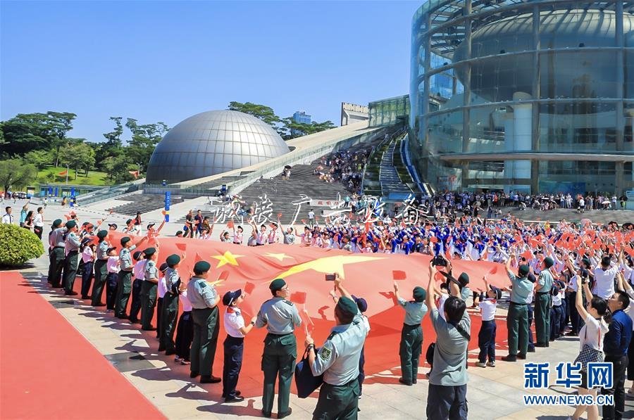 香港工聯(lián)會(huì)舉辦酒會(huì)社區(qū)宣傳欄慶祝新中國成立70周年