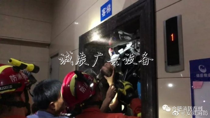 驚險一幕！合肥19個月宣傳欄大寶寶被倒掛卡在電梯口