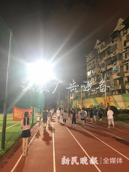 圖說:靜安工人體育場晚上9點(diǎn)多依然亮如白晝