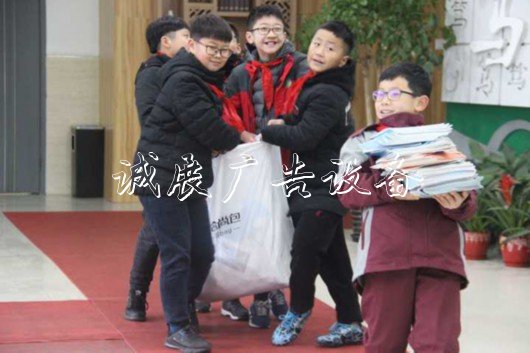 “拾尚包”成時尚！九宣傳欄廠家里亭街道推垃圾分類新舉