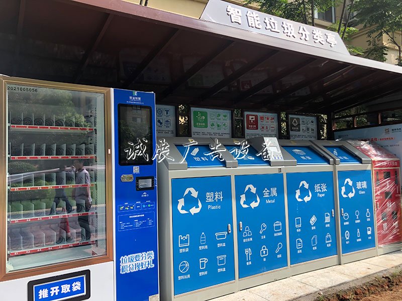 智能垃圾分類(lèi)亭入駐龍游5個(gè)小區(qū)戶外廣告燈箱，預(yù)計(jì)7月底投入使用，正確扔垃圾能領(lǐng)獎(jiǎng)品