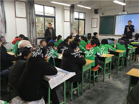 “禁毒防艾”宣傳進(jìn)校黨建宣傳欄園 仁壽網(wǎng)格員呼吁關(guān)愛孩