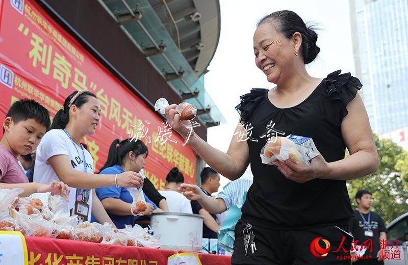 8月12日，市民領取物資。章勇濤 攝