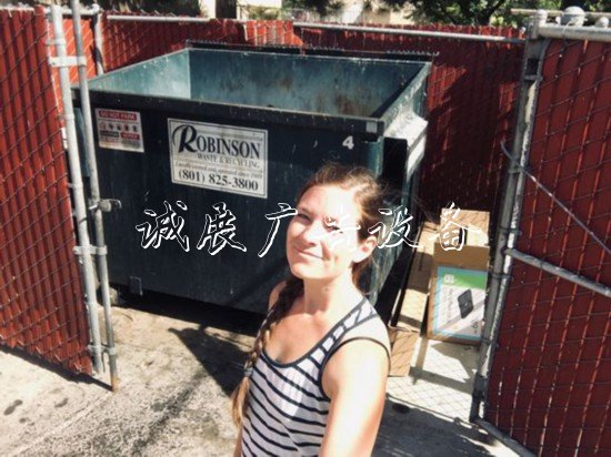 變廢為寶！美女子垃路燈燈箱圾箱里“回收”原料做飯