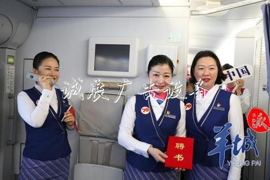 退役乘務(wù)長重返藍(lán)天指路牌燈箱 和旅客合唱《我和我的祖國》