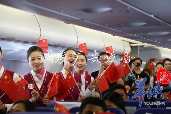 退役乘務(wù)長重返藍(lán)天指路牌燈箱 和旅客合唱《我和我的祖國》