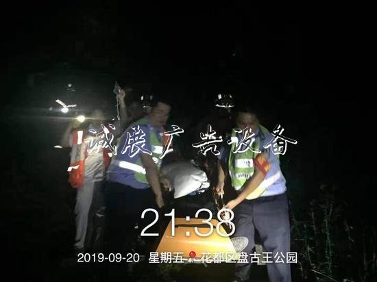 楊紹偉、鐘景威和醫(yī)護(hù)人員一起將暈倒男子抬下山