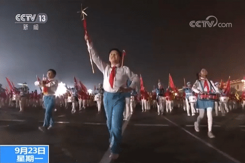 新中國(guó)70周年大慶：閱報(bào)欄燈箱今天這些看點(diǎn)值得期待！
