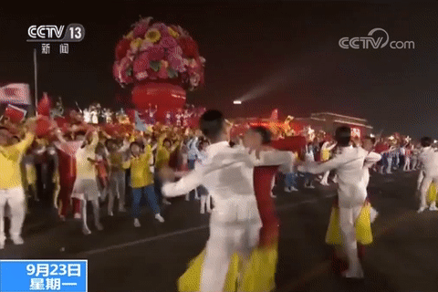 新中國(guó)70周年大慶：閱報(bào)欄燈箱今天這些看點(diǎn)值得期待！