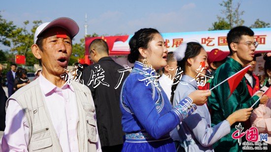 “幸?！妗印焙貌暑^垃圾收集亭近2000名群眾共吃“國慶面”