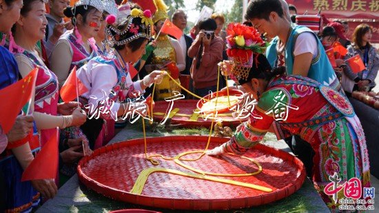 “幸?！妗印焙貌暑^垃圾收集亭近2000名群眾共吃“國慶面”
