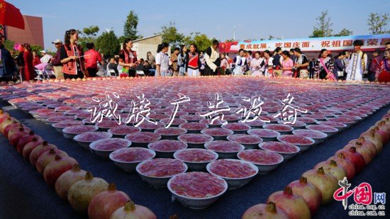 “幸?！妗印焙貌暑^垃圾收集亭近2000名群眾共吃“國慶面”