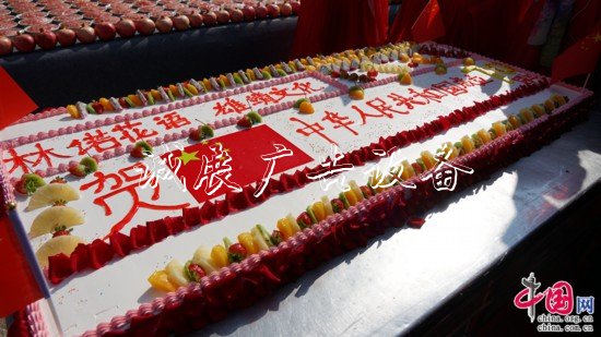 “幸福‘面’延”好彩頭垃圾收集亭近2000名群眾共吃“國慶面”