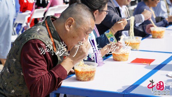 “幸?！妗印焙貌暑^垃圾收集亭近2000名群眾共吃“國慶面”