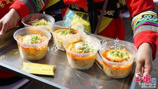 “幸?！妗印焙貌暑^垃圾收集亭近2000名群眾共吃“國慶面”