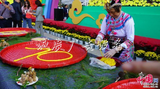 “幸?！妗印焙貌暑^垃圾收集亭近2000名群眾共吃“國慶面”