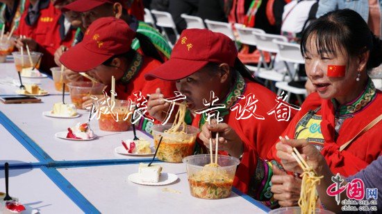 “幸?！妗印焙貌暑^垃圾收集亭近2000名群眾共吃“國慶面”