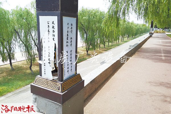 洛浦公園景觀路燈遭破滾動(dòng)式燈箱壞 公共設(shè)施需要共同愛(ài)護(hù)