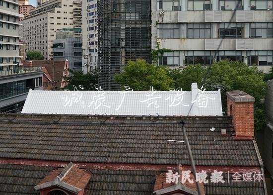 圖說：純白的屋頂與周圍房屋的色調(diào)形成鮮明對比  新民晚報(bào)記者 王凱 志愿者 胡亦順 攝