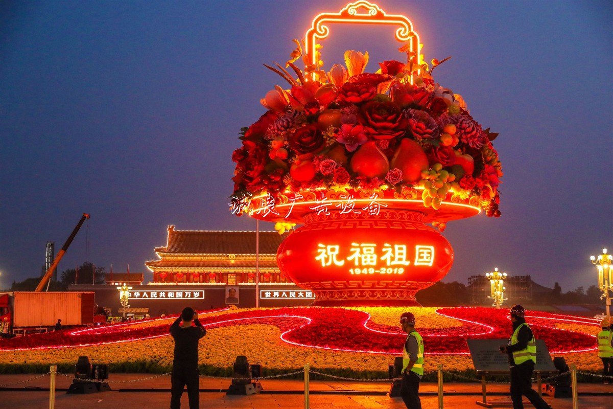 “普天同慶”中心花壇路燈燈箱亮相天安門(mén)廣場(chǎng)，僅用7小