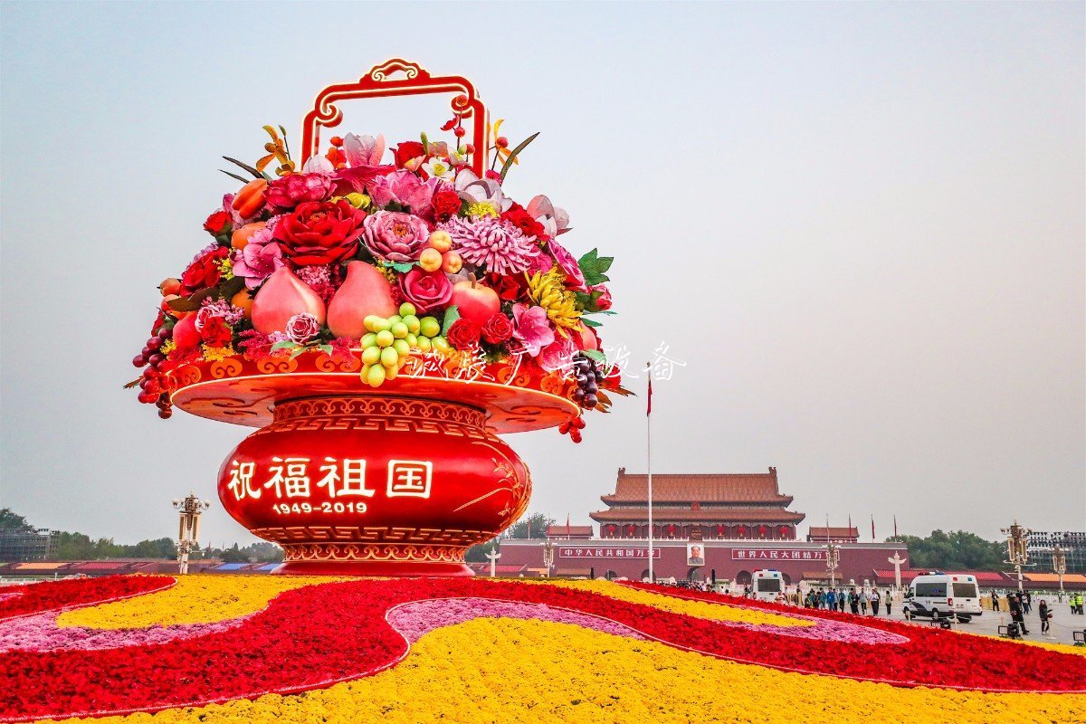 “普天同慶”中心花壇路燈燈箱亮相天安門(mén)廣場(chǎng)，僅用7小