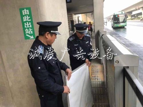 鄭州道路兩側戶外廣告垃圾分類亭整治第一站：紫荊山立交橋