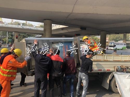 鄭州道路兩側戶外廣告垃圾分類亭整治第一站：紫荊山立交橋