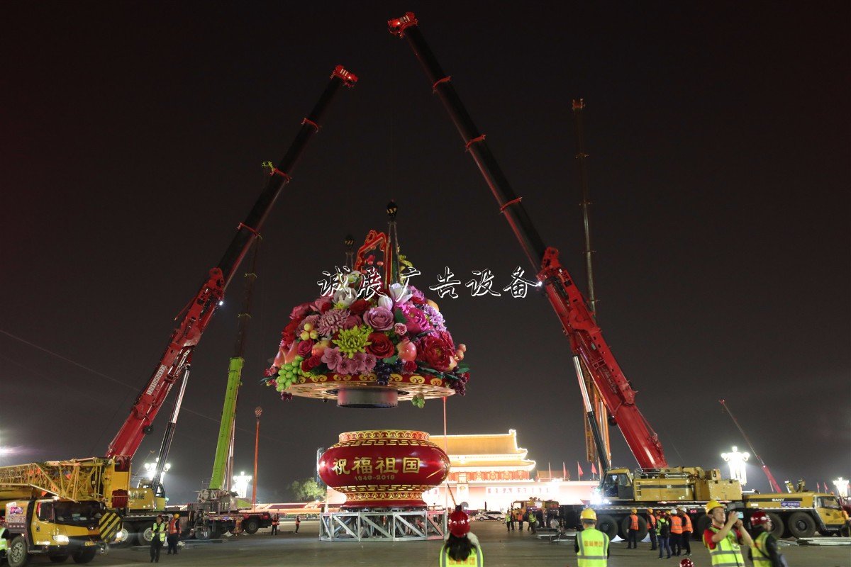 “普天同慶”中心花壇路燈燈箱亮相天安門(mén)廣場(chǎng)，僅用7小
