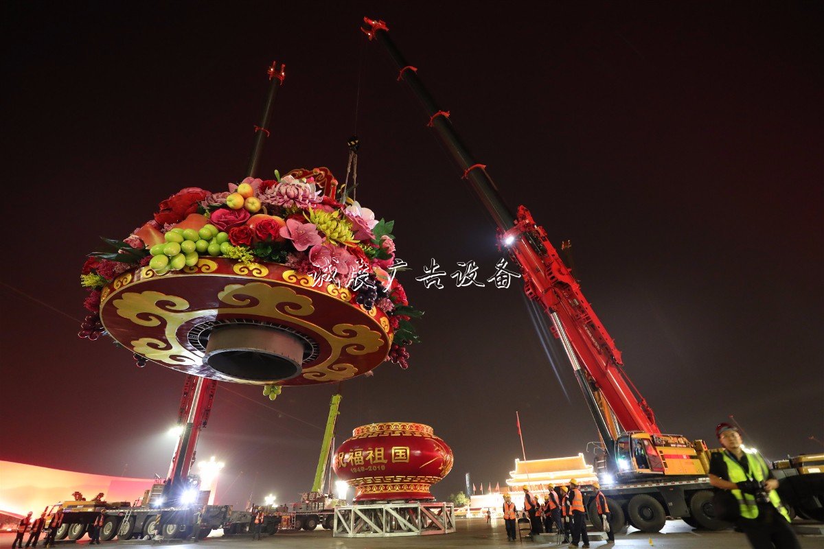 “普天同慶”中心花壇路燈燈箱亮相天安門(mén)廣場(chǎng)，僅用7小