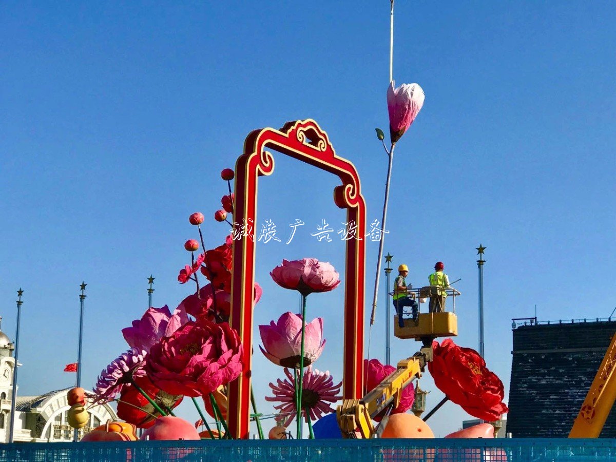 “普天同慶”中心花壇路燈燈箱亮相天安門(mén)廣場(chǎng)，僅用7小