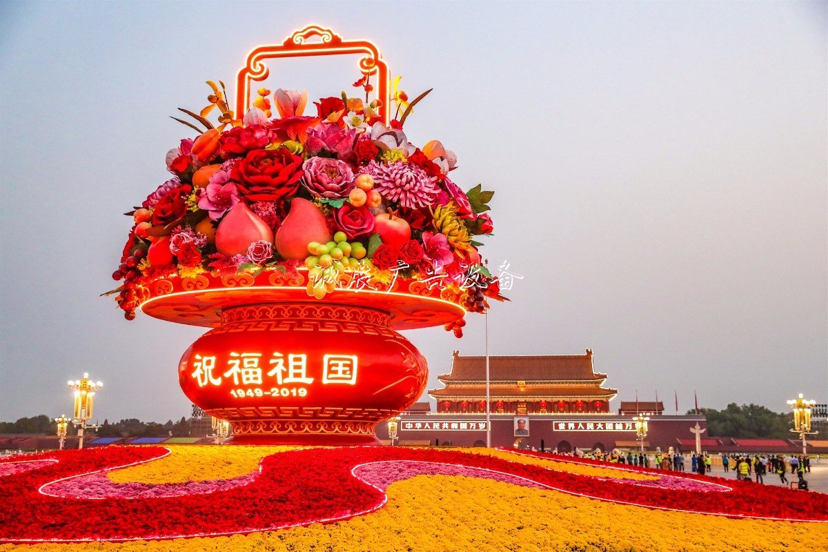 “普天同慶”中心花壇路燈燈箱亮相天安門(mén)廣場(chǎng)，僅用7小