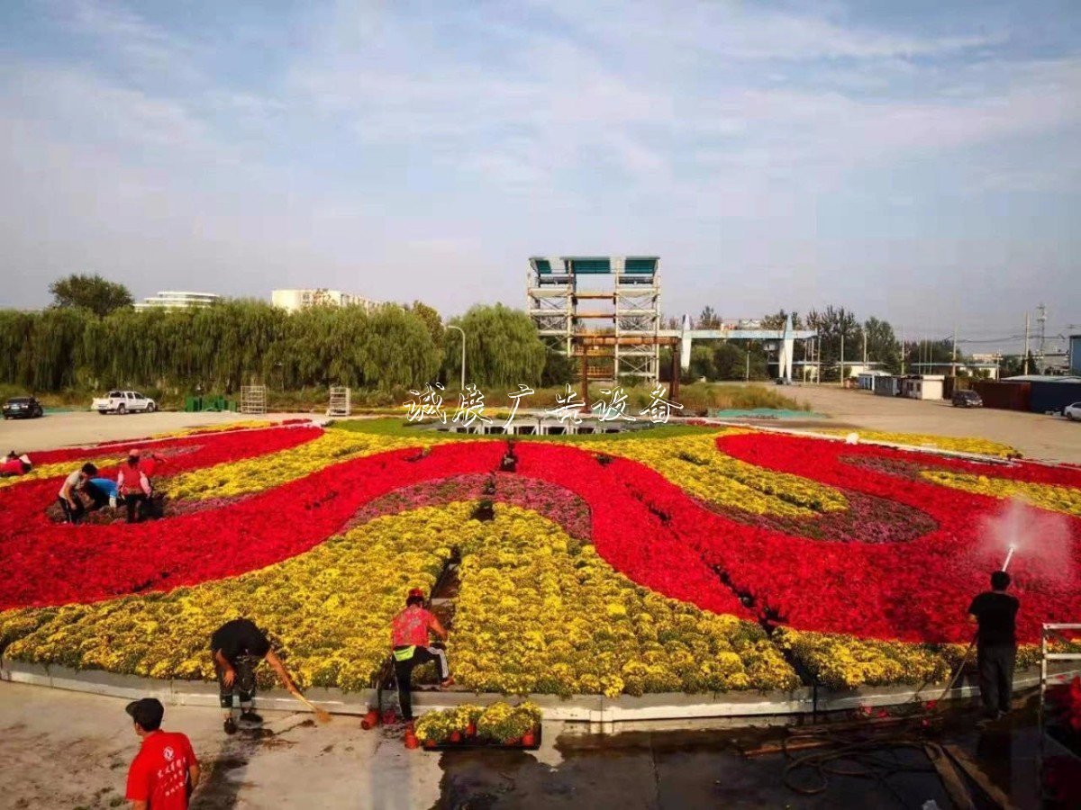 “普天同慶”中心花壇路燈燈箱亮相天安門(mén)廣場(chǎng)，僅用7小