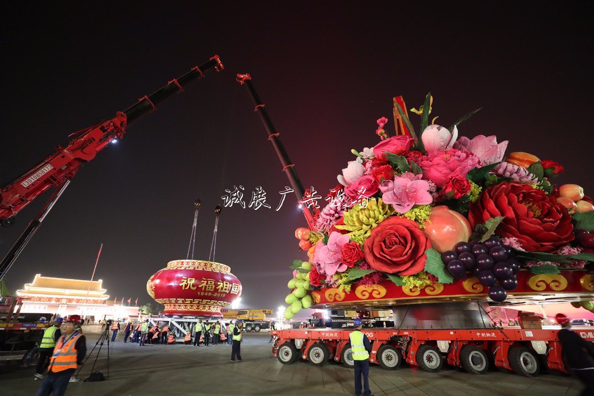 “普天同慶”中心花壇路燈燈箱亮相天安門(mén)廣場(chǎng)，僅用7小
