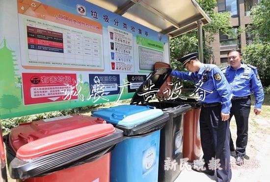 圖說(shuō)：居民小區(qū)沒(méi)有在垃圾箱房設(shè)置四分類桶，被責(zé)令改正 新民晚報(bào)記者 周馨 攝（下同）