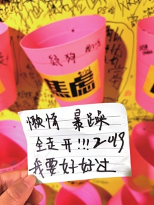 圖說(shuō)成都：社區(qū)驚現(xiàn)超太陽(yáng)能垃圾桶大“垃圾箱” 專(zhuān)收負(fù)能量