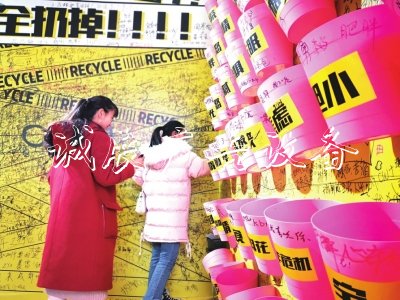 圖說(shuō)成都：社區(qū)驚現(xiàn)超太陽(yáng)能垃圾桶大“垃圾箱” 專(zhuān)收負(fù)能量