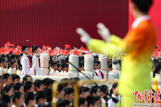 10月1日，北京天安門廣場，慶祝中華人民共和國成立70周年大會上，合唱團唱響《今天是你的生日》。中國青年報·中國青年網(wǎng)記者&nbsp;李雋輝/攝