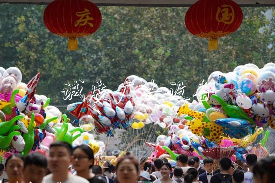 國(guó)慶假期，合肥逍遙垃圾箱津公園游人如織(組圖)
