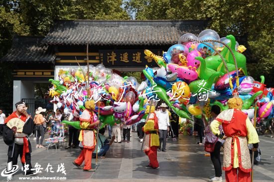 國(guó)慶假期，合肥逍遙垃圾箱津公園游人如織(組圖)
