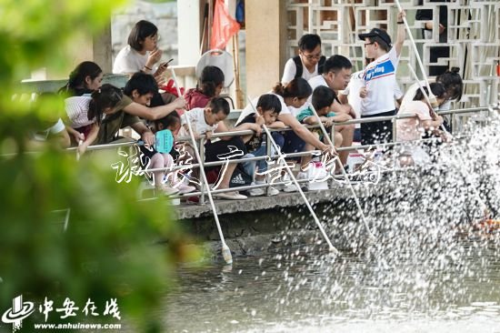 國(guó)慶假期，合肥逍遙垃圾箱津公園游人如織(組圖)