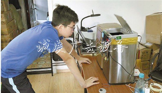 愛干家務(wù)的中學(xué)男滾動式燈箱生發(fā)明智能垃圾桶