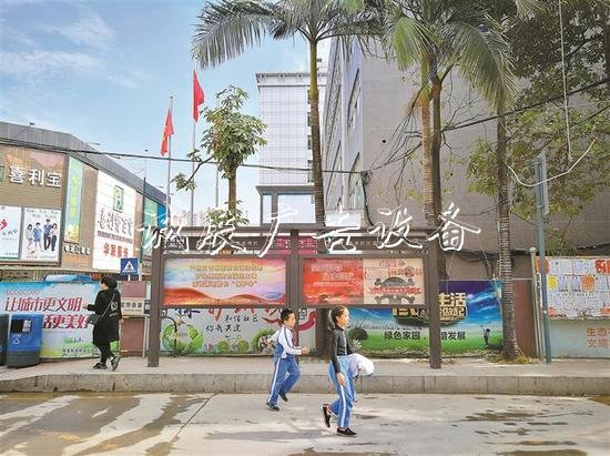 ▲放置在路口人行道上的宣傳欄。深圳晚報見習(xí)記者 葉洋特 攝