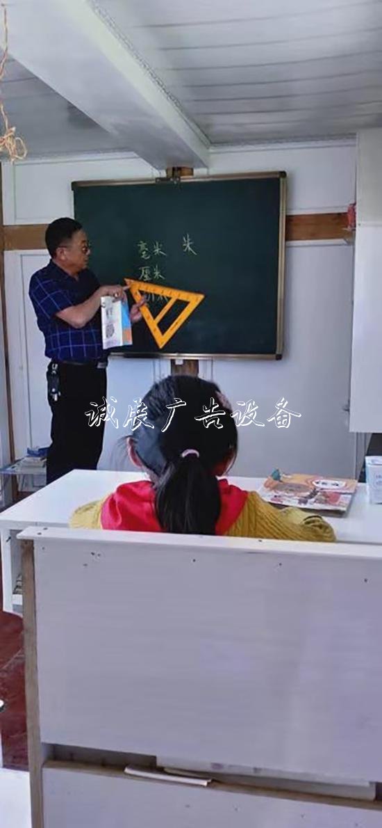 貴州教師為山里殘疾女社區(qū)宣傳欄童自費(fèi)建“一人校舍”：
