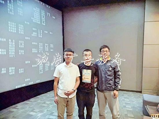電影結(jié)束后，蘭會云老師（中）與同學(xué)的合影。 蘭會云老師供圖