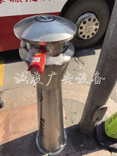 塞滿(mǎn)廣告單、塑料袋等分類(lèi)垃圾亭各種垃圾 環(huán)保滅煙桶成隨