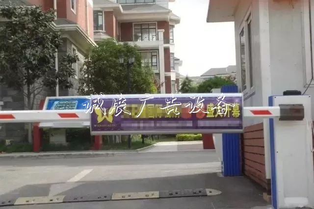 這個(gè)小區(qū)給每戶發(fā)了宣傳欄廠家500元！這筆錢你也能去物業(yè)要