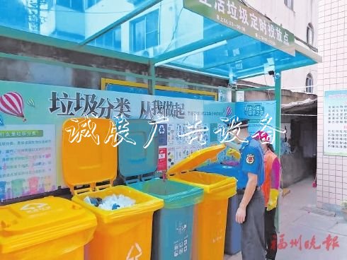 馬尾區(qū)執(zhí)法人員檢查垃圾分類情況。