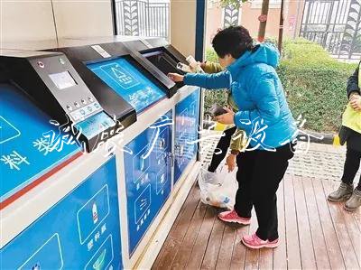 西安市灞橋區(qū)大步邁向滾動廣告燈箱生活垃圾分類“新時尚”